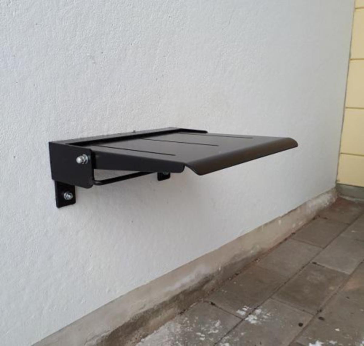 Taittoistuin seinäkiinnityksellä RAL 9005 - TAITTOISTUIN RAL 9005 SEINÄKIINNITYKSELLÄ